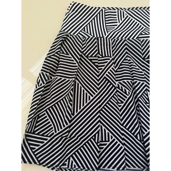 Tommy Bahama Everyday Active Skort Navy White Geometric Stripe Pleated XS NEW - Picture 5 of 7